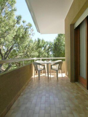 Outdoor dining - Peaceful retreat near the beach (Lignano Sabbiadoro)