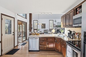 Fridge, microwave, oven, stovetop - Screened Sunroom + Fireplace | Lake Naomi Club | Escape the City (Pocono Pines)