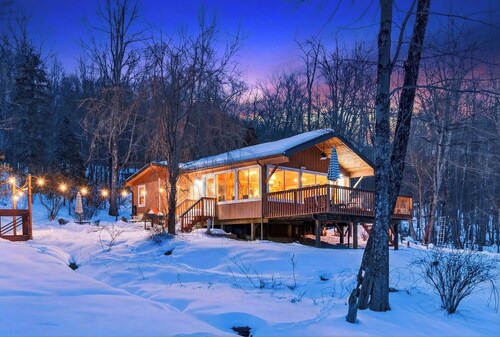 Woodsy Retreat • Fireplace • Near Trails + Wineries | Foot Loose