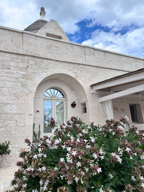 Exterior detail - Complex of trulli and lamie in Itria Valley - charm and relaxation by the pool (Puglia)