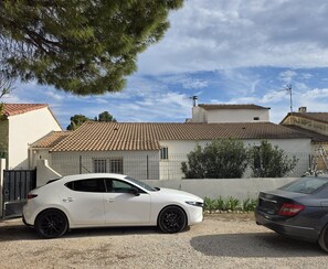 Property grounds - Villa with swimming pool, not overlooked, in quiet town center - sea 15 minutes away (Marignane)