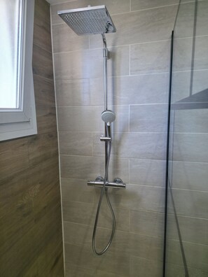 Shower, hair dryer, towels, soap - Villa with swimming pool, not overlooked, in quiet town center - sea 15 minutes away (Marignane)