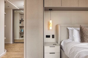 A hotel room with a bed, bedside table, and a wall-mounted light fixture. - 3 Mins Walk to Westminster Abbey, Luxury Retreat (Greater London)