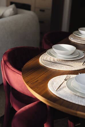 A dining table set with white plates, silverware, and a woven placemat. - 3 Mins Walk to Westminster Abbey, Luxury Retreat (Greater London)