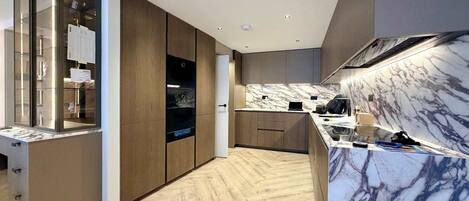 Coffee/tea maker, fridge, microwave, oven