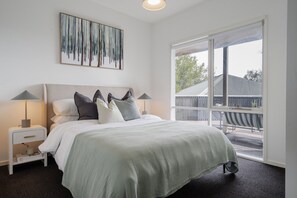 3 bedrooms, iron/ironing board, travel cot, WiFi - Tree Storey - 4pm check out Sundays* (Tootgarook)