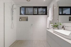 Shower, hair dryer, towels - Salty Breeze on Graeme - 4pm check out Sundays* (Dromana)