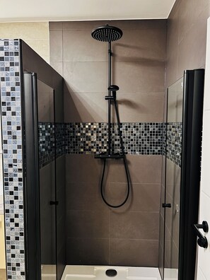Shower, hair dryer, towels, soap - Rebenblick vacation apartment with far-reaching views (Landau in der Pfalz)