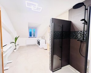 Douche, sèche-cheveux, serviettes fournies, savon
