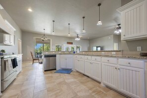 Private kitchen - Sunnyside Lakefront with Private Dock at The Cut! (Porum)