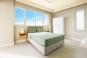 Ropa de cama de alta calidad, escritorio, cortinas opacas y wifi gratis