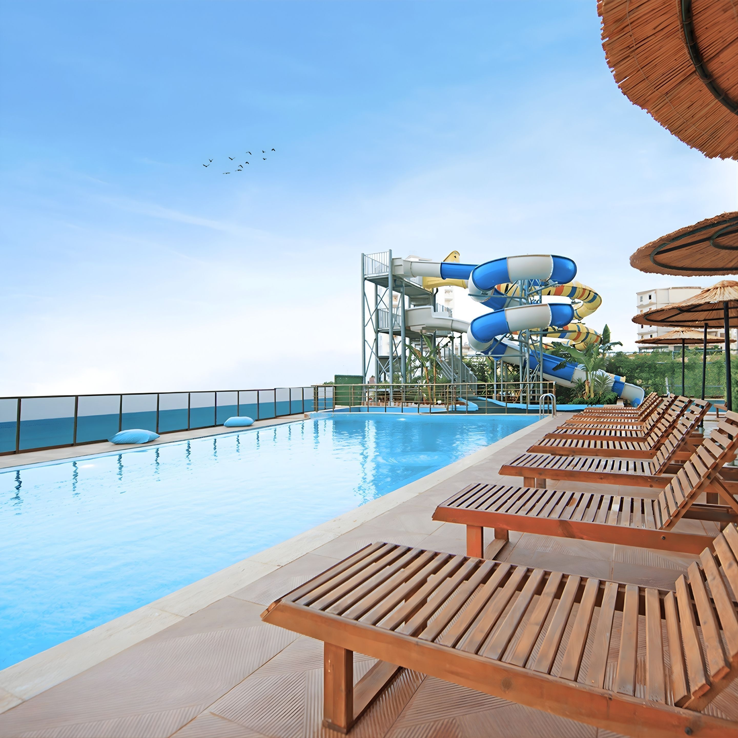 2 個室內泳池、季節性室外泳池；10:00 至 17:00 開放；泳池傘、躺椅