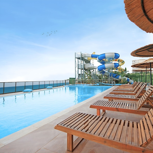 2 piscinas techadas, una piscina al aire libre de temporada, sombrillas