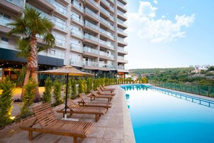2 piscinas techadas, una piscina al aire libre de temporada, sombrillas
