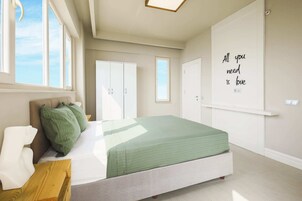 Premium bedding, desk, blackout drapes, free WiFi