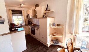 Fridge, microwave, oven, stovetop - Cozy vacation home in a quiet location with sun terrace and fenced garden (Krummhörn)