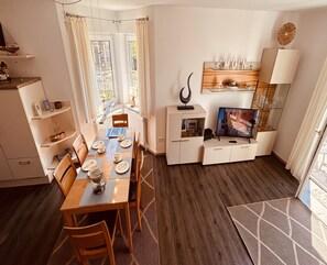 Dining - Cozy vacation home in a quiet location with sun terrace and fenced garden (Krummhörn)
