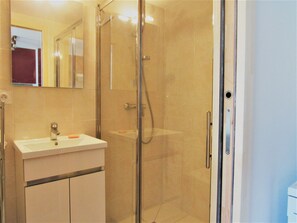 Shower, hair dryer, towels, toilet paper - Frontignan plage 5 pers 250 mer et commerces, terrasse, 2 chambres et mezzanine (Frontignan)