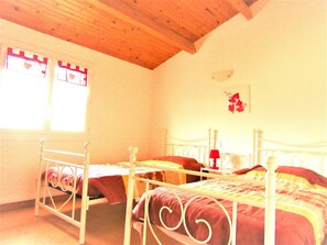 2 bedrooms, iron/ironing board, free WiFi, bed sheets - Frontignan plage 5 pers 250 mer et commerces, terrasse, 2 chambres et mezzanine (Frontignan)