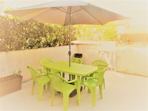 Outdoor dining - Frontignan plage 5 pers 250 mer et commerces, terrasse, 2 chambres et mezzanine (Frontignan)