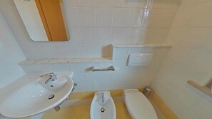 Apartment, 2 Schlafzimmer, Balkon | Badezimmer