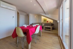 Dining - Vacation apartment for 4 people near the sea with sea view, balcony & parking space (Crikvenica)