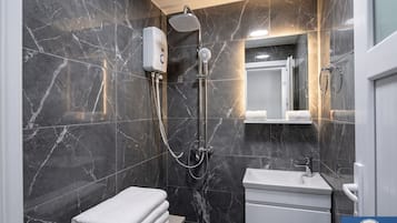 Economy-Doppelzimmer, Stadtblick | Badezimmer