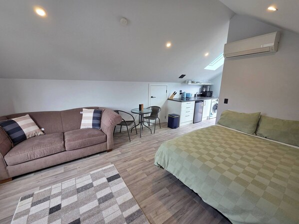 Studio, 1 Bedroom | 1 bedroom - Warm Near new Studio Flat (Jacks Point)