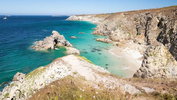 A coastal landscape with rocky terrain, clear turquoise waters, and a sandy beach. - Plouguerneau Coastal Retreat With Garden (Lampaul-Plouarzel)