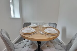 Double Room | Dining room - WorkStay Portsmouth Contractor House (Portsmouth)