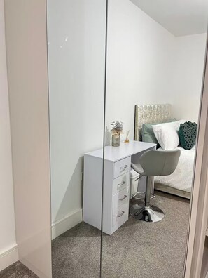 1 habitación, tabla de planchar con plancha, wifi gratis y ropa de cama 