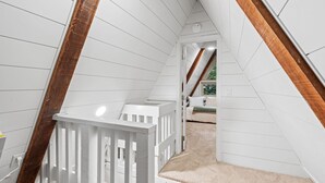 4 bedrooms, free WiFi, bed sheets - Spread out across three levels, this cozy A-frame offers space for everyone to unwind—from the open main living area to the upstairs lounge and playful loft. A great fit for families or small groups looking for comfort and a little fun. (Shaver Lake)