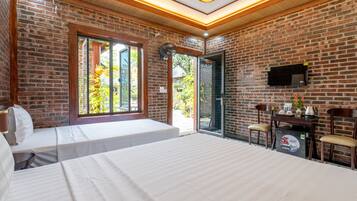 Family Room | Desk, free WiFi