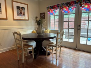 Dining - World Cup Oasis - adorable 3-bedroom house in idyllic Atlanta neighborhood (Atlanta)