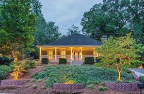 Exterior - World Cup Oasis - adorable 3-bedroom house in idyllic Atlanta neighborhood (Atlanta)