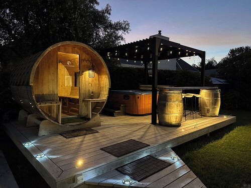 Private Sauna + Ice Bath + Hot Tub Escape 5 min to Matakana