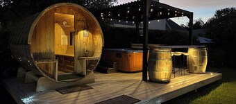 Relaxing Sauna + Ice Bath + Hot Tub Retreat in Matakana