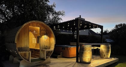 Private Sauna + Ice Bath + Hot Tub Escape 5 min to Matakana