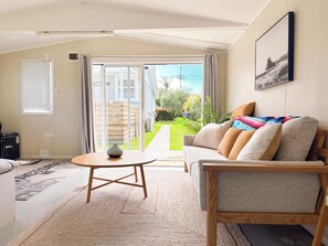 Living area - Relaxing Sauna + Ice Bath + Hot Tub Retreat in Matakana (Point Wells)