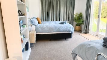 1 soverom, skrivebord, strykejern/-brett og reiseseng for barn