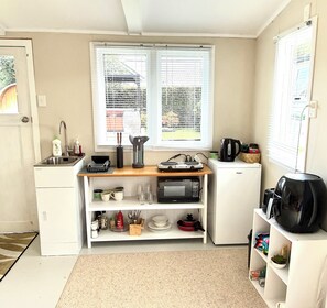 Private kitchen - Relaxing Sauna + Ice Bath + Hot Tub Retreat in Matakana (Point Wells)