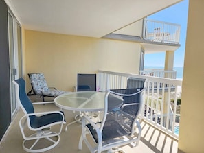 Outdoor dining - Cambridge 410 - Beautiful Condo in Litchfield by the Sea (Pawleys Island)