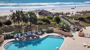 A pool area with a view of the beach and ocean. - Cambridge 410 - Beautiful Condo in Litchfield by the Sea (Pawleys Island)