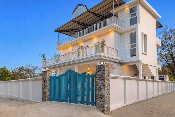 Exterior - ELIVAAS Kimadi House 4 BHK With Pool (Gajiyawala)