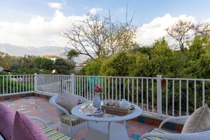 Outdoor dining - ELIVAAS Kimadi House 4 BHK With Pool (Gajiyawala)