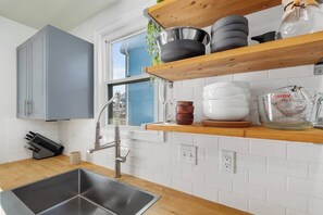 Fridge, microwave, oven, stovetop - *NEW* Hot Tub | EZ Parking | 2BR by German Village (Columbus)