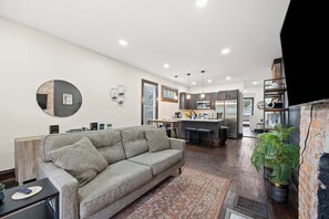 TV, video games - *NEW* Hot tub | 3BR | Near German Village (Columbus)