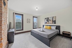 3 bedrooms, iron/ironing board, free WiFi, bed sheets - *NEW* Hot tub | 3BR | Near German Village (Columbus)