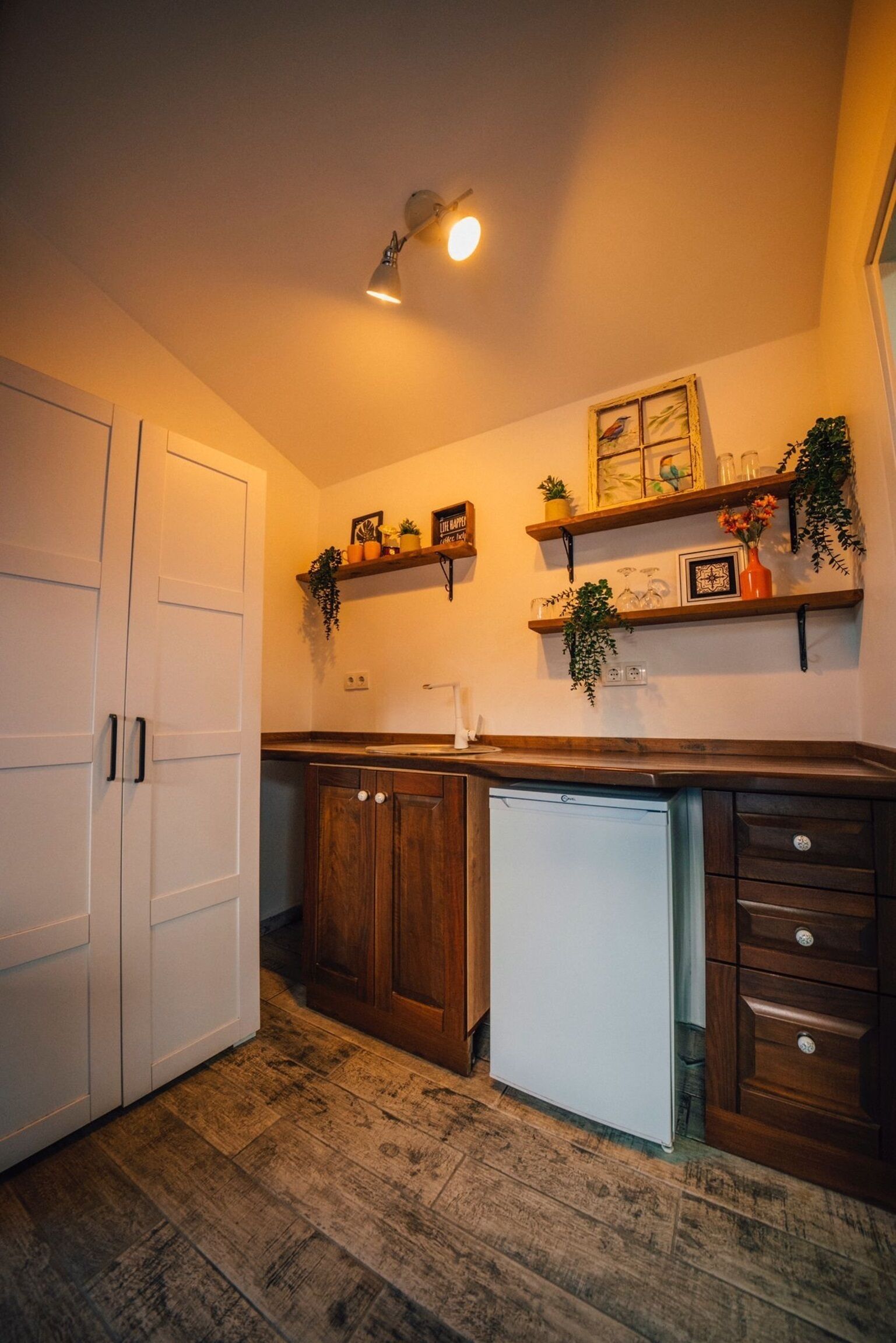 コンフォート バンガロー ダブルベッ ド 1 台 プライベートプール | 内装