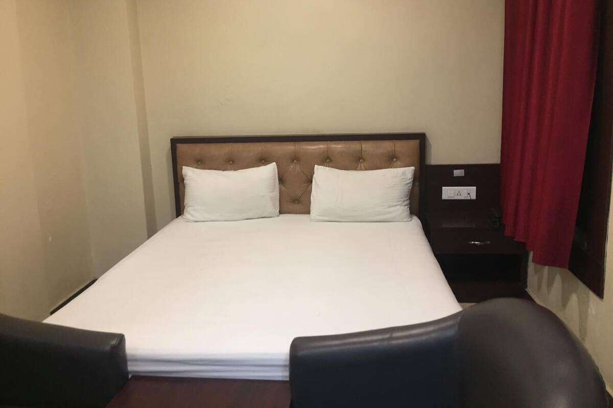 Quarto casal com design assinado, vista para a cidade